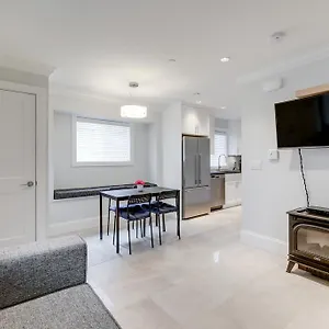  Holiday home New Urban Modern Main Street House Canada